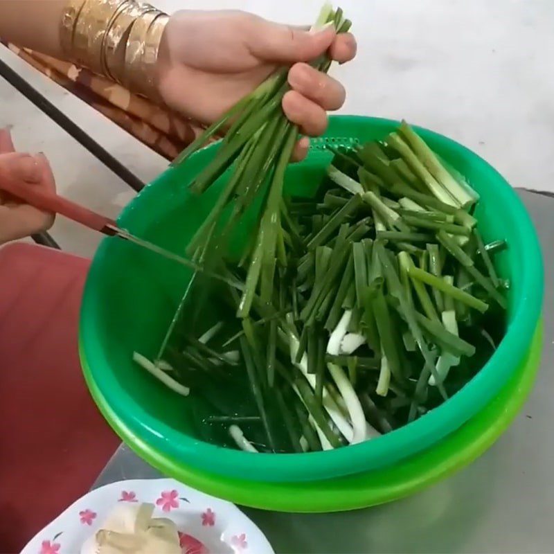 Step 1 Prepare the ingredients for Stir-fried Clams with Onions