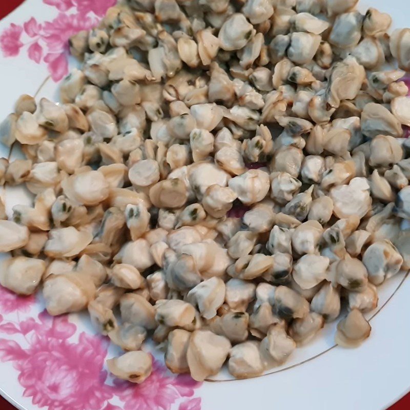 Step 1 Prepare the ingredients for Stir-fried Clams with Onions