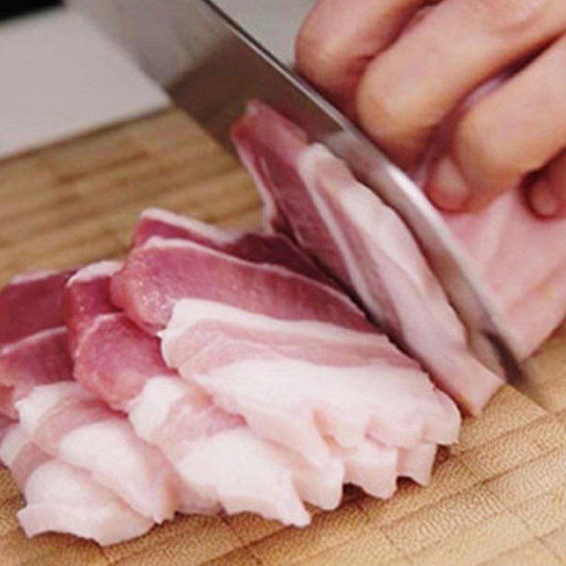 Step 1 Prepare the ingredients for Mackerel braised with black pepper and pork belly