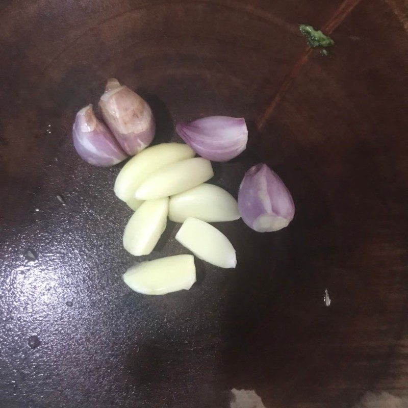 Step 1 Prepare the Ingredients for Fried Quail Eggs with Fish Sauce (recipe shared by a user)