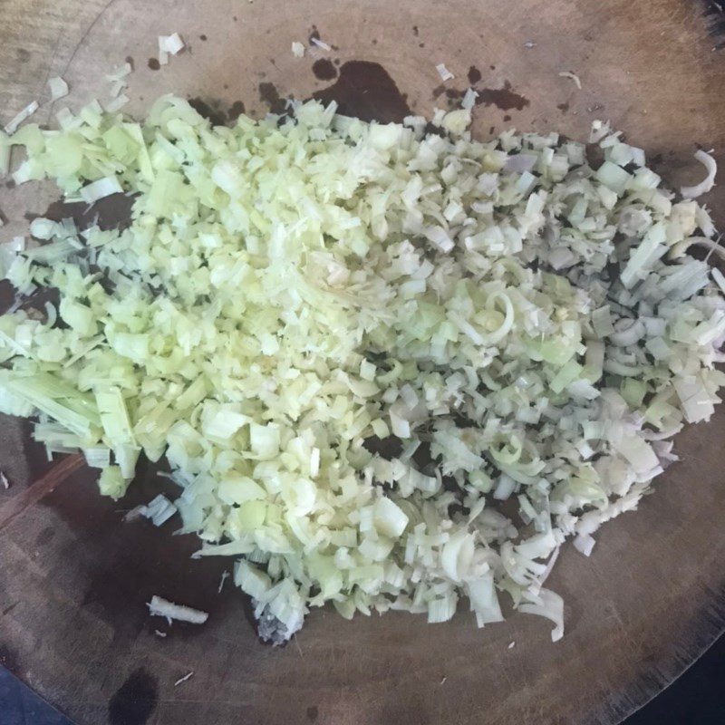 Step 1 Prepare the ingredients for fried mackerel fish with lemongrass and chili