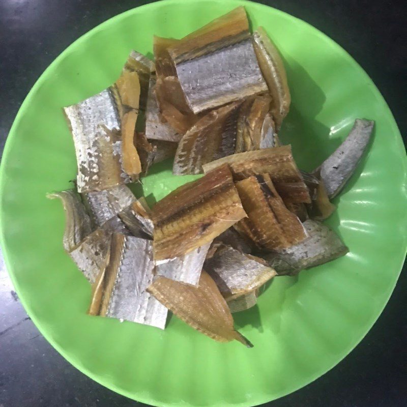 Step 1 Prepare the ingredients for fried mackerel fish with lemongrass and chili