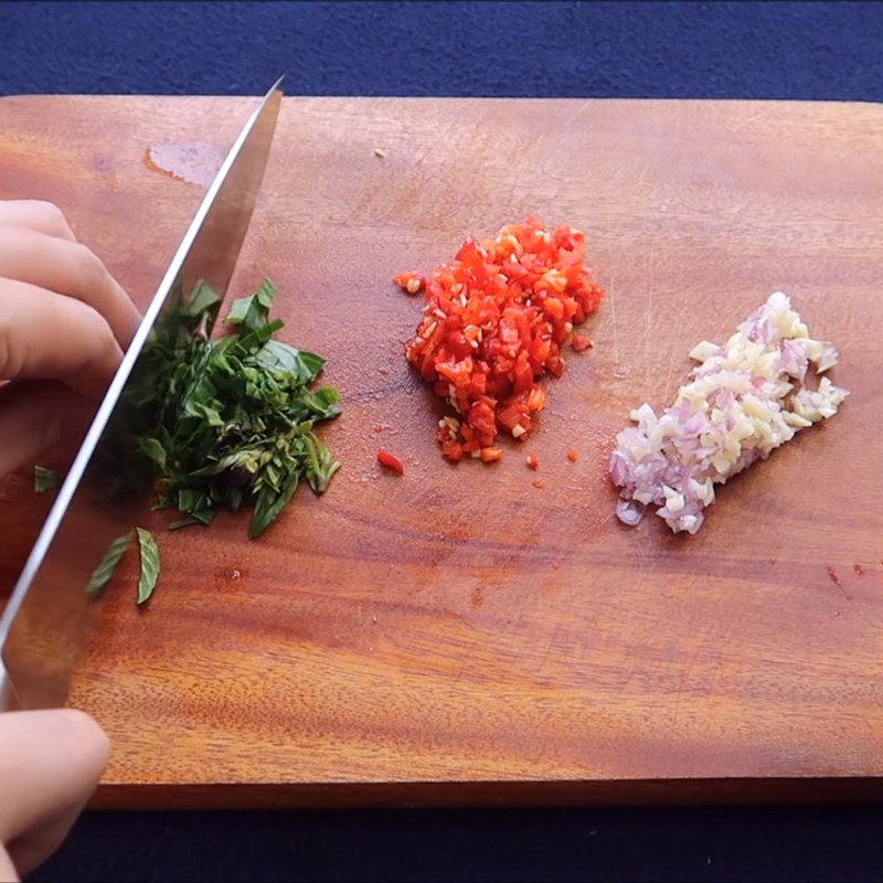 Step 2 Prepare the remaining ingredients Canned sardines braised with quail eggs