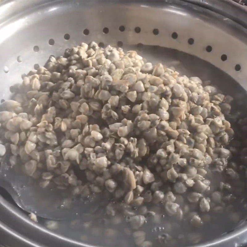 Step 1 Prepare the ingredients for Stir-fried Clams with Wild Betel Leaves