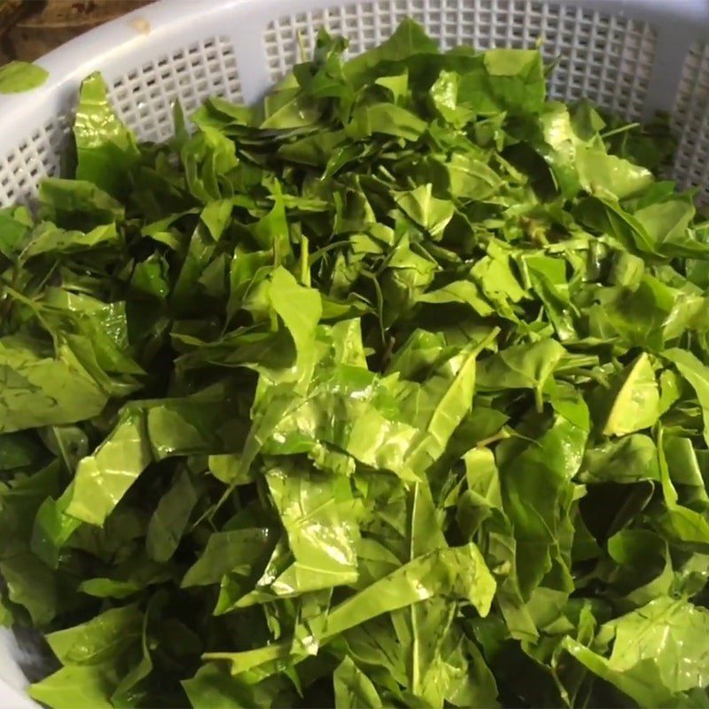 Step 1 Prepare the ingredients for Stir-fried Clams with Wild Betel Leaves