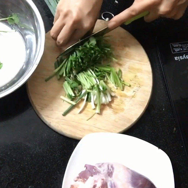 Step 2 Prepare other ingredients Pork heart stir-fried with bean sprouts