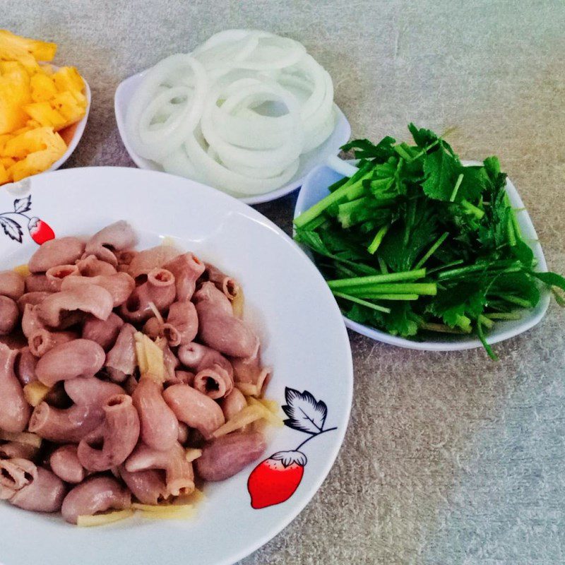 Step 2 Prepare other ingredients Basa fish stomach stir-fried with pickled mustard greens