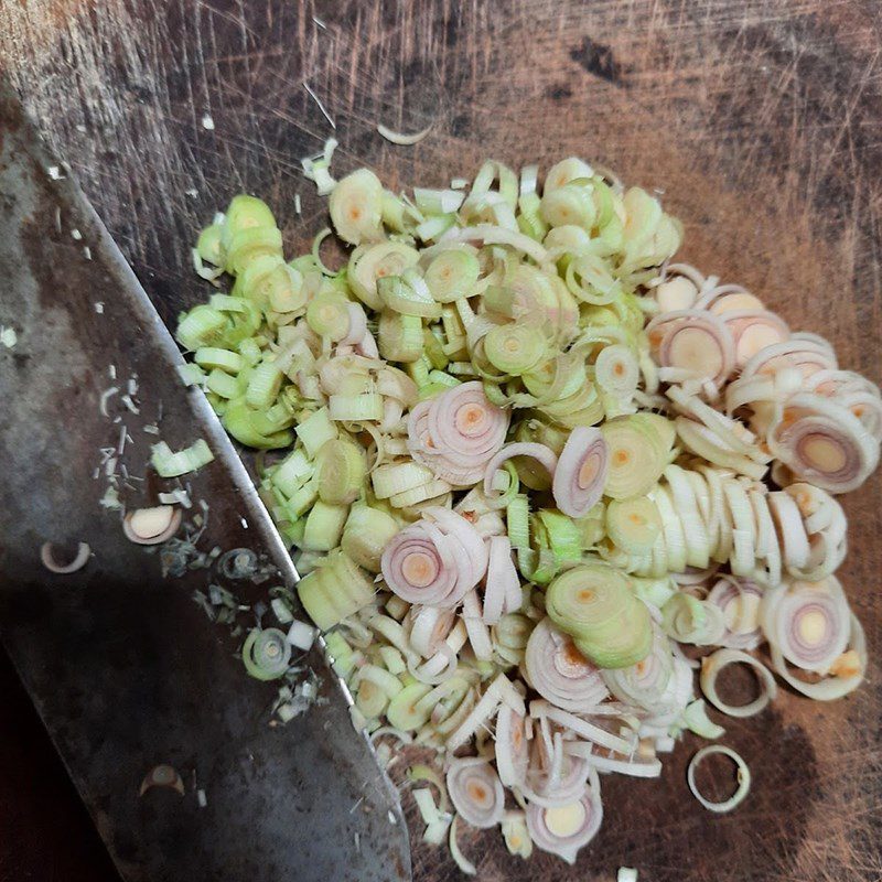 Step 2 Prepare other ingredients Stir-fried rice snails with lemongrass and chili (recipe shared by users)