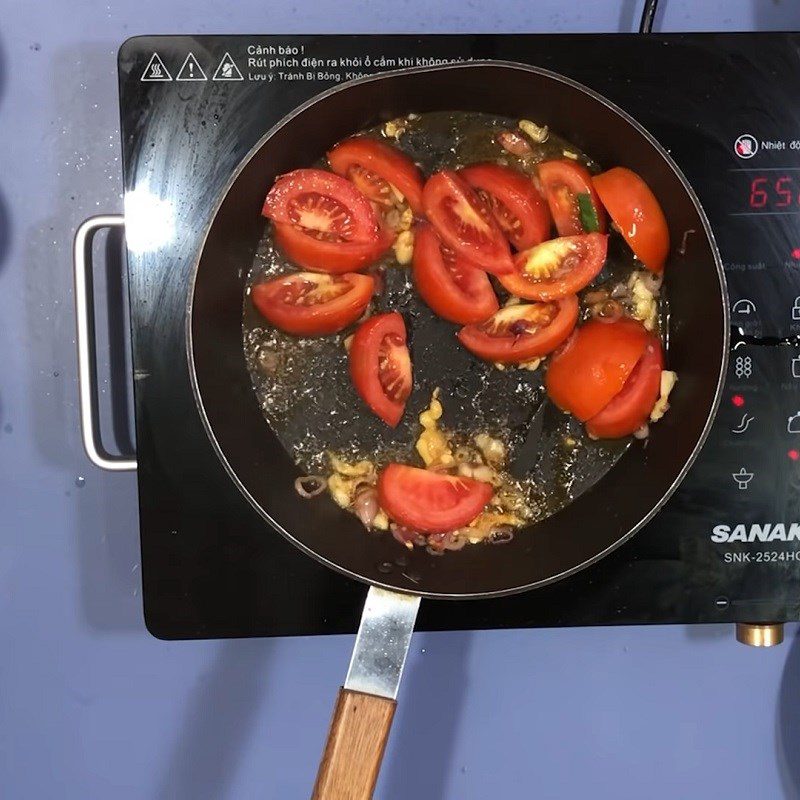 Step 4 Stir-fried tomatoes and sour bamboo shoots Sour fish soup with bamboo shoots