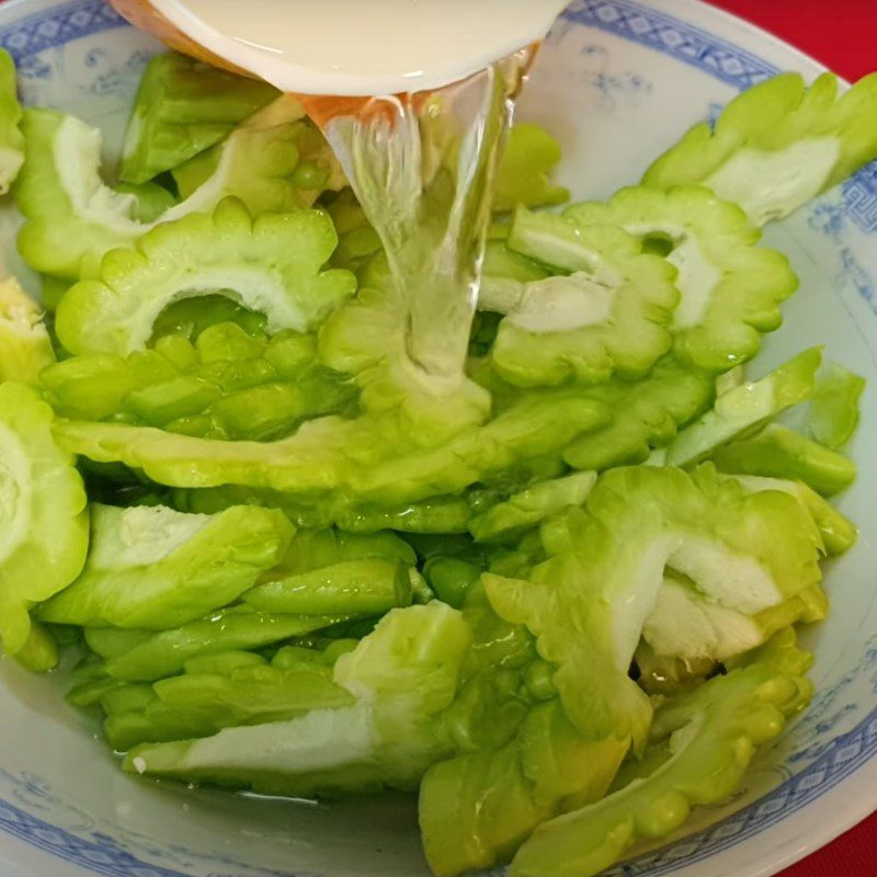 Step 2 Prepare other ingredients Stir-fried buffalo meat with bitter melon