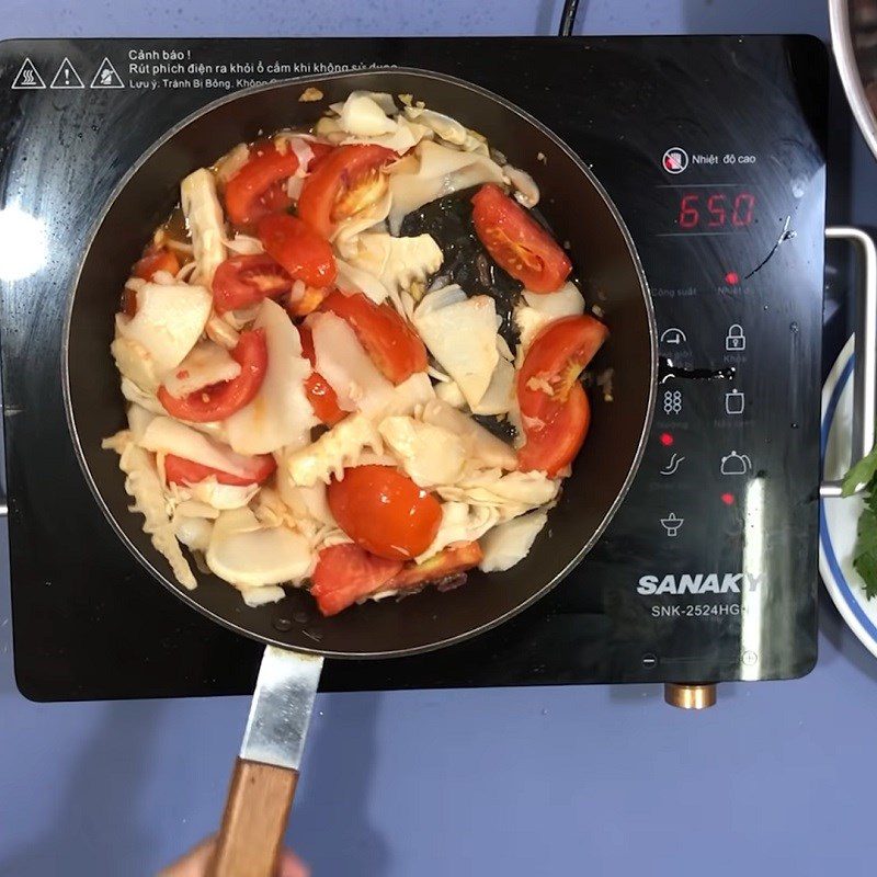 Step 4 Stir-fried tomatoes and sour bamboo shoots Sour fish soup with bamboo shoots