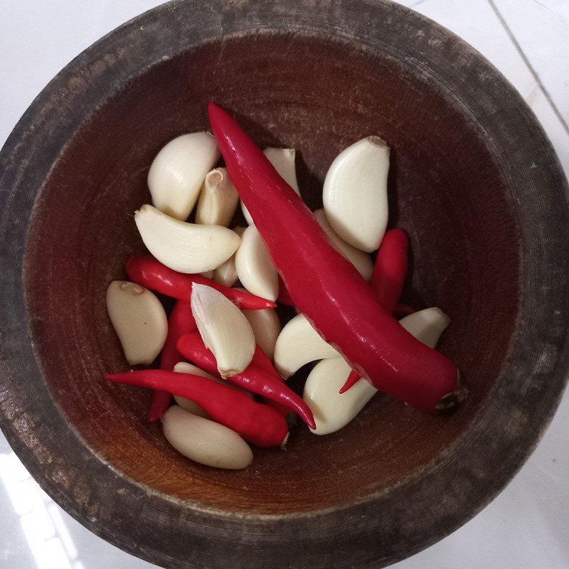 Step 2 Prepare other ingredients Fried pig intestines with garlic and chili