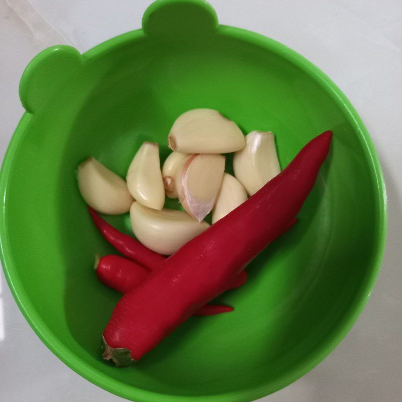 Step 2 Prepare other ingredients Mackerel stewed with pineapple (recipe shared by the user)