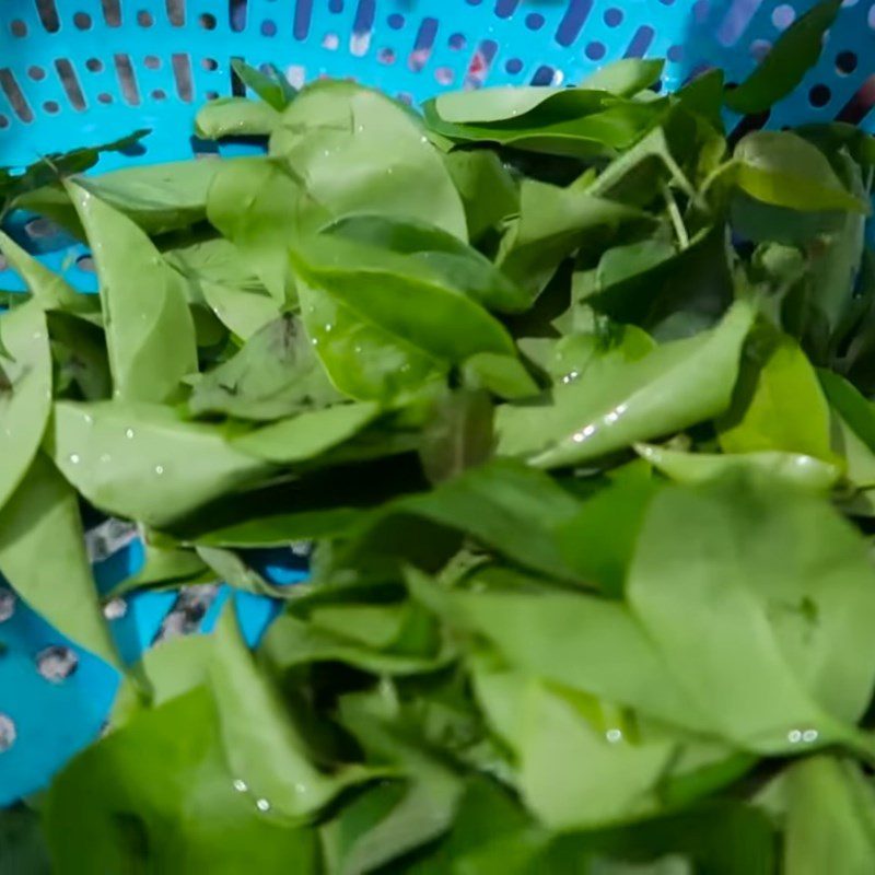 Step 2 Prepare other ingredients Sour fish cooked with giang leaves