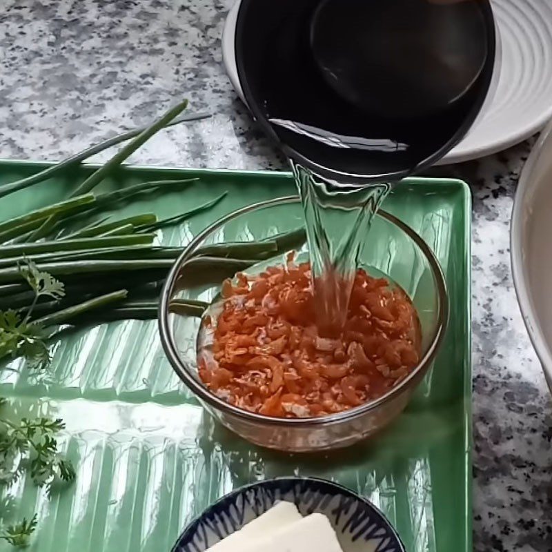 Step 2 Prepare other ingredients Stir-fried corn with dried shrimp and sausage