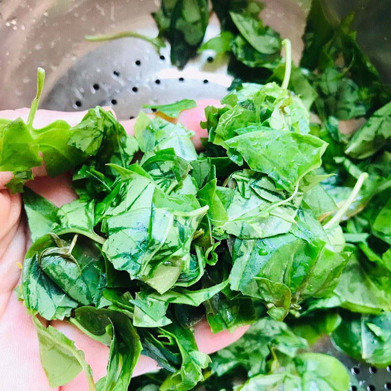 Step 2 Prepare other ingredients for sour soup with giang leaves