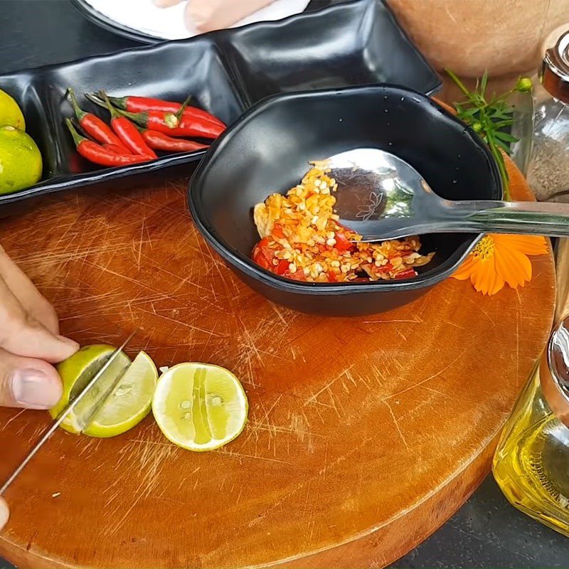 Step 2 Mixing fish sauce with garlic and chili Fried sausage with fish sauce