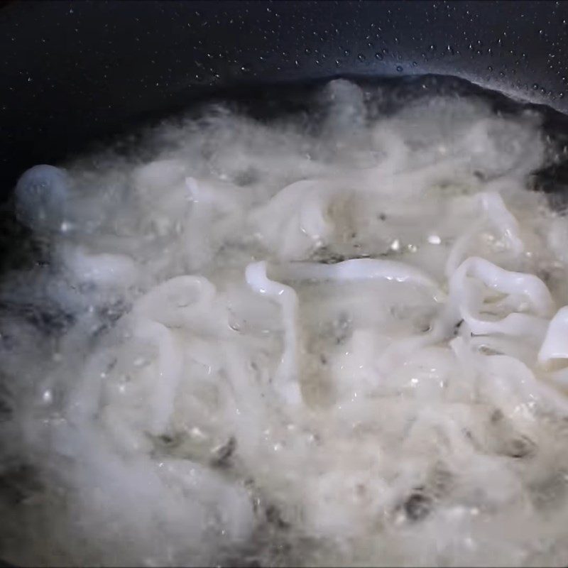 Step 2 Fry the noodles for fried noodle with egg and sausage