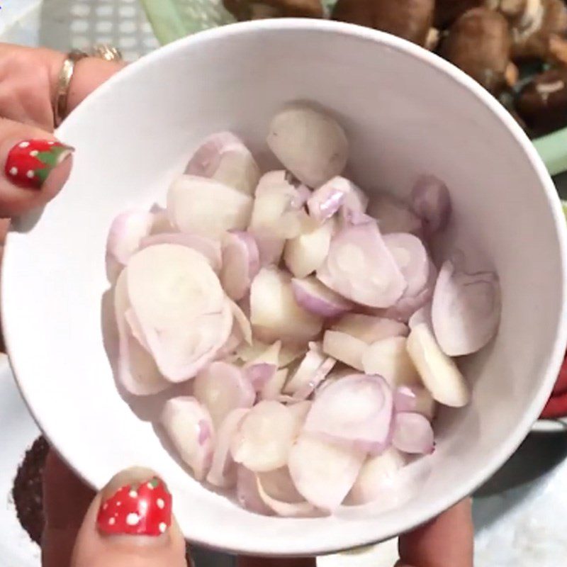 Step 2 Prepare the other ingredients Stir-fried chicken gizzards with mushrooms