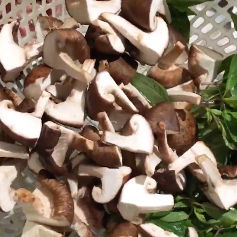 Step 2 Prepare the other ingredients Stir-fried chicken gizzards with mushrooms