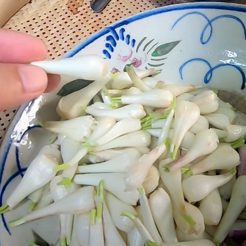 Step 2 Prepare the other ingredients Stir-fried octopus with shallots