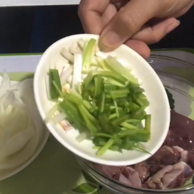 Step 2 Prepare the other ingredients Chicken intestines stir-fried with onions