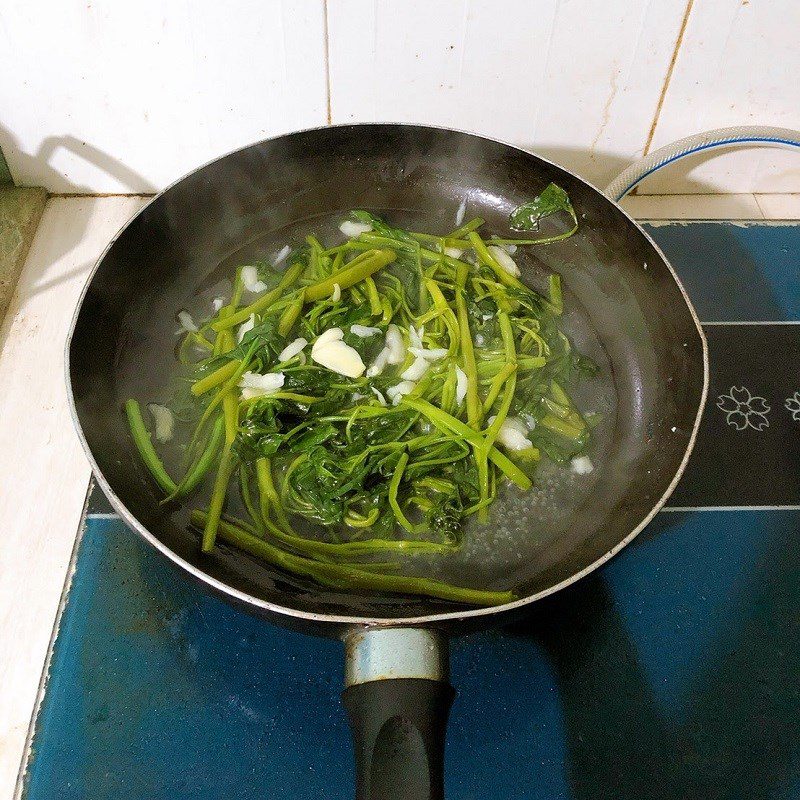 Step 2 Making stir-fried razor clams with water spinach Stir-fried razor clams with water spinach