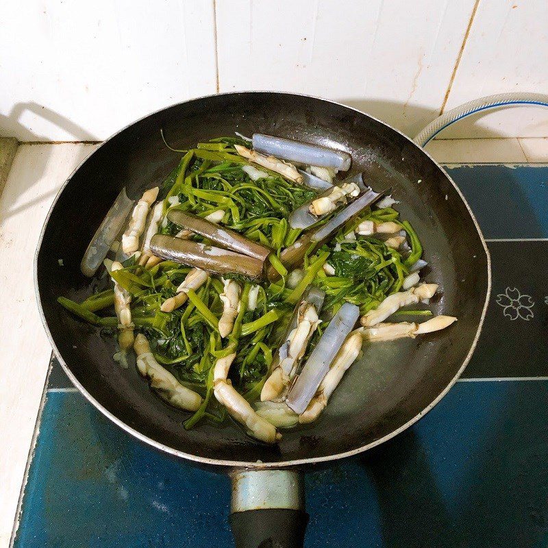 Step 2 Stir-fried razor clams with water spinach Stir-fried razor clams with water spinach