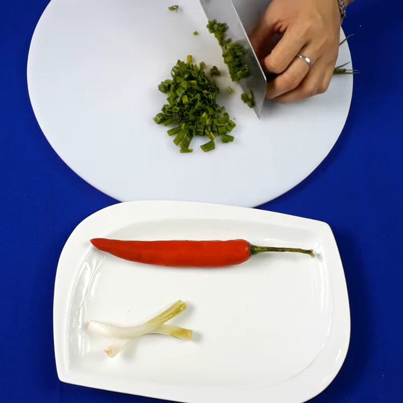 Step 2 Prepare other ingredients Mackerel with garlic and chili