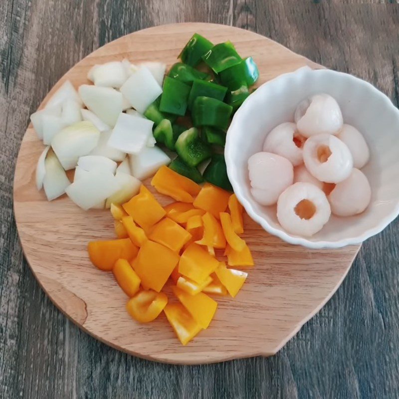 Step 2 Prepare other ingredients Pork stir-fried with lychee