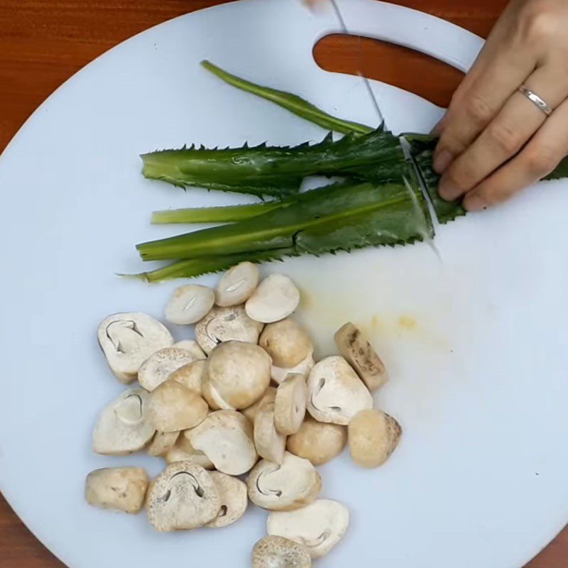 Step 2 Prepare the other ingredients Stir-fried cabbage with mushrooms