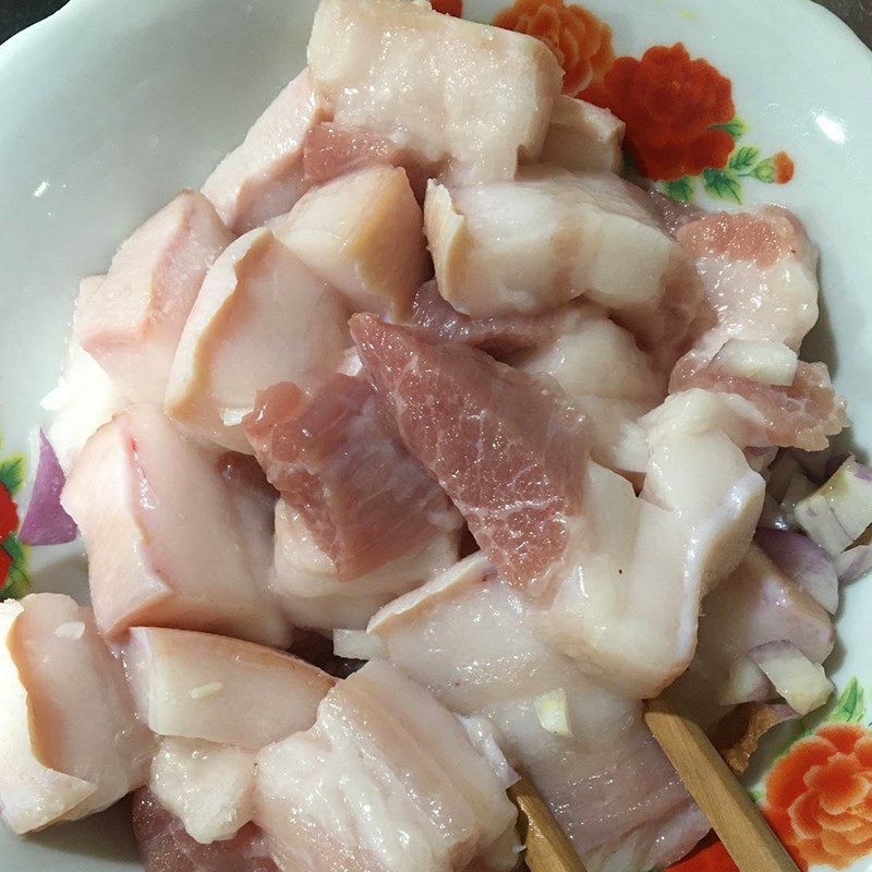 Step 2 Marinate the meat Pork belly braised with white radish without color