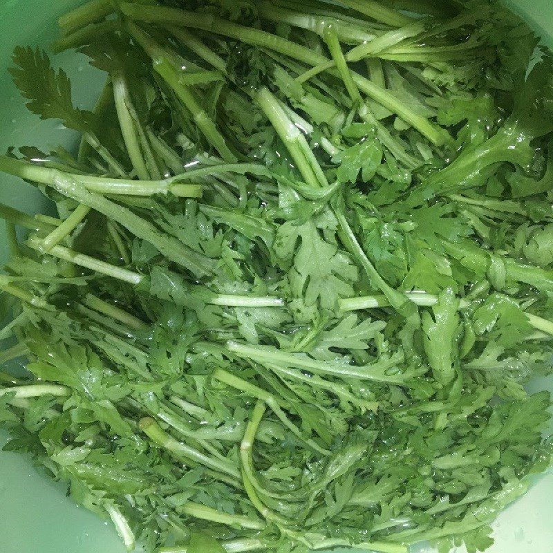 Step 2 Prepare chrysanthemum greens for Chrysanthemum greens soup (tần ô) with pork bones