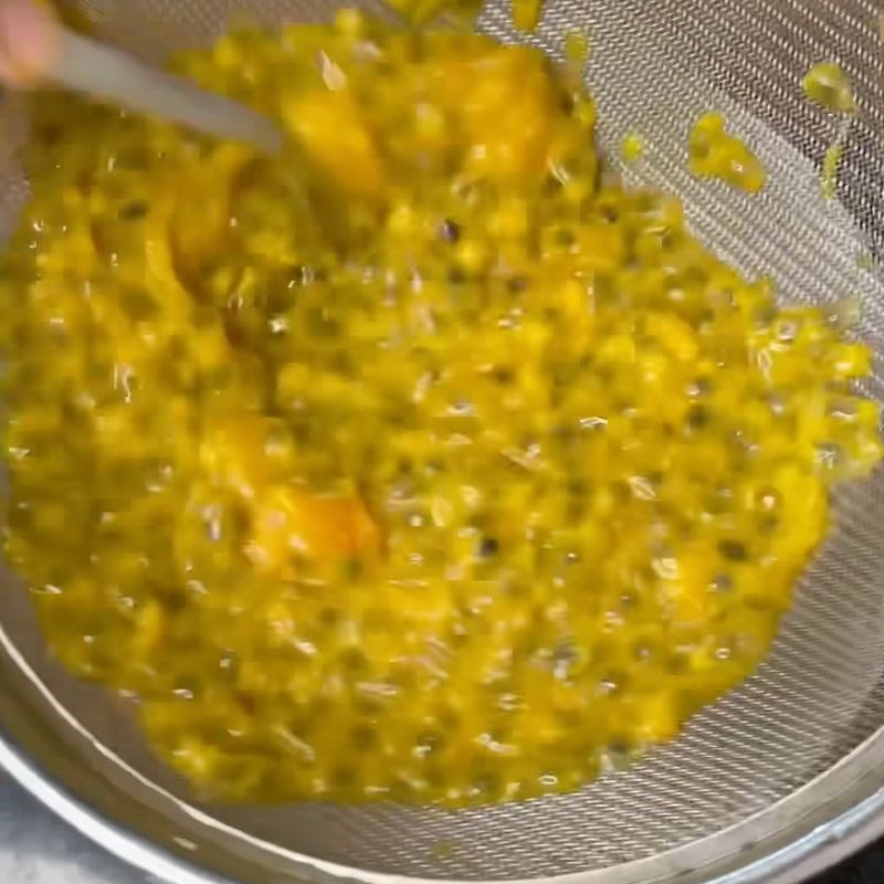 Step 1 Prepare the passion fruit Passion fruit sauce with mayonnaise