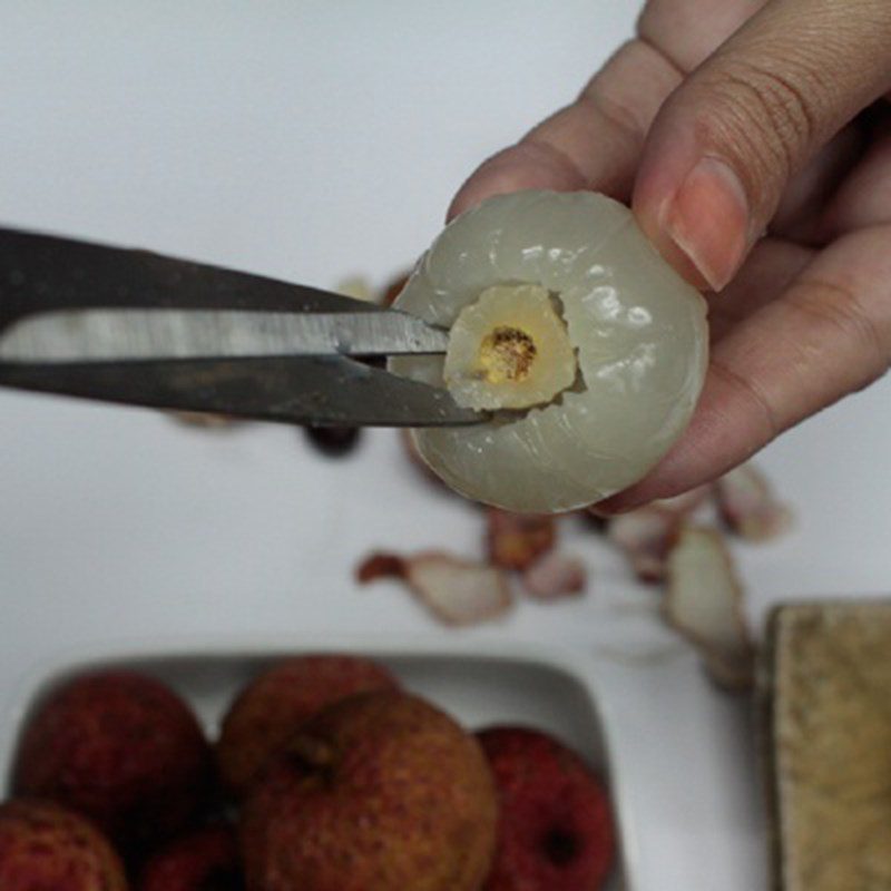 Step 1 Prepare the ingredients for fried lychee stuffed with cheese