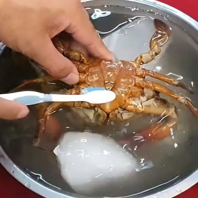 Step 1 Prepare the crab for steamed crab with fish sauce