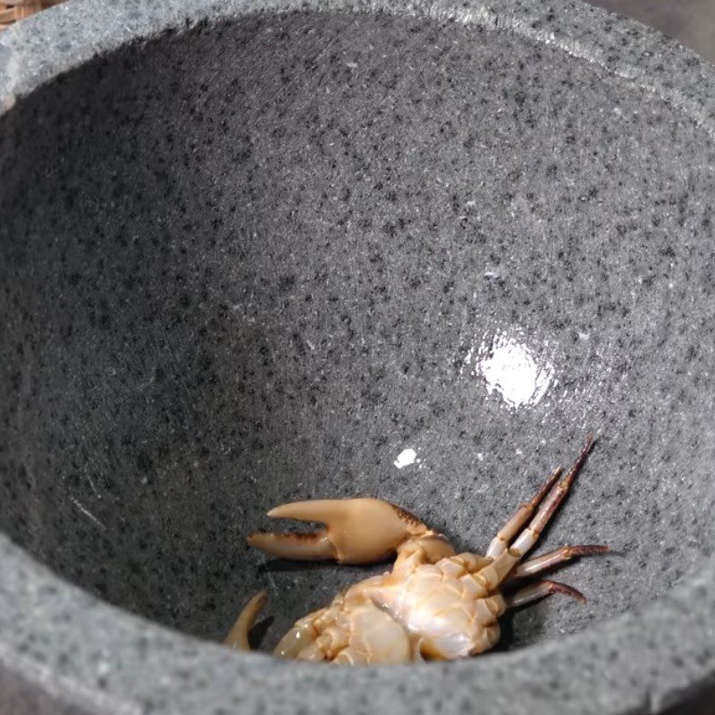 Step 1 Processing fresh crabs for Crab soup with tamarind leaves