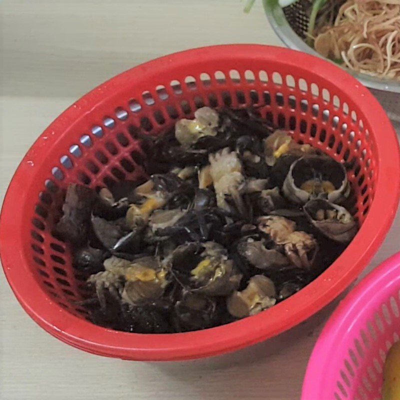 Step 2 Prepare the freshwater crab Crab soup with starfruit