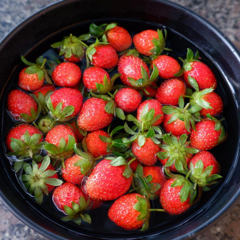 Step 1 Prepare strawberries Strawberry Cake (gato cake)