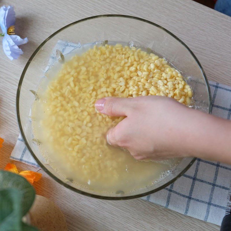 Step 1 Prepare mung beans for animal-shaped mooncakes