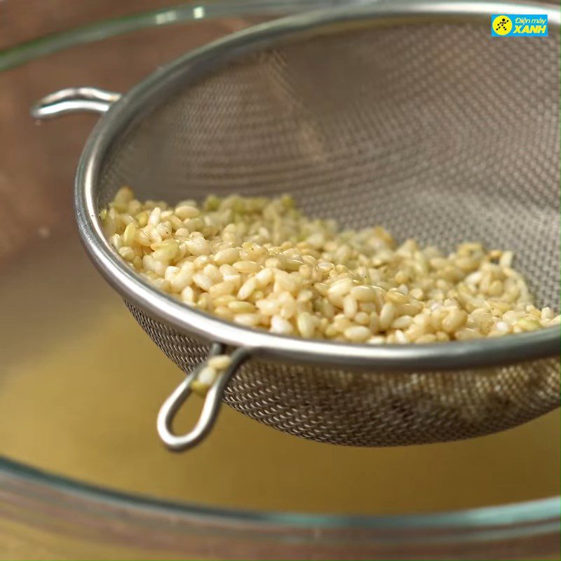 Step 1 Prepare sticky rice for Northern sticky rice wine