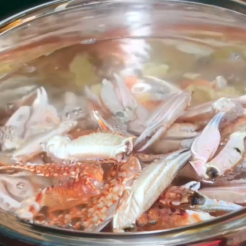 Step 1 Prepare the crab, boil the crab Garlic Butter Stir-Fried Crab