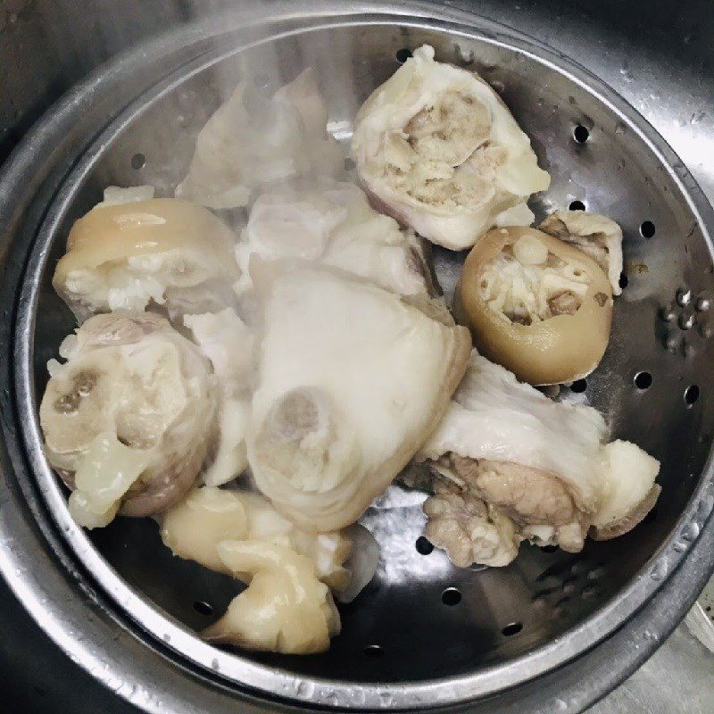 Step 1 Prepare the pork leg for the papaya pork leg soup