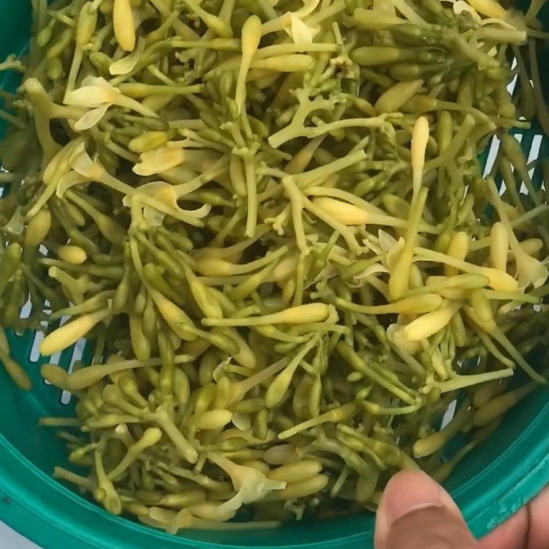 Step 1 Prepare papaya flowers Male papaya flowers stir-fried with beef