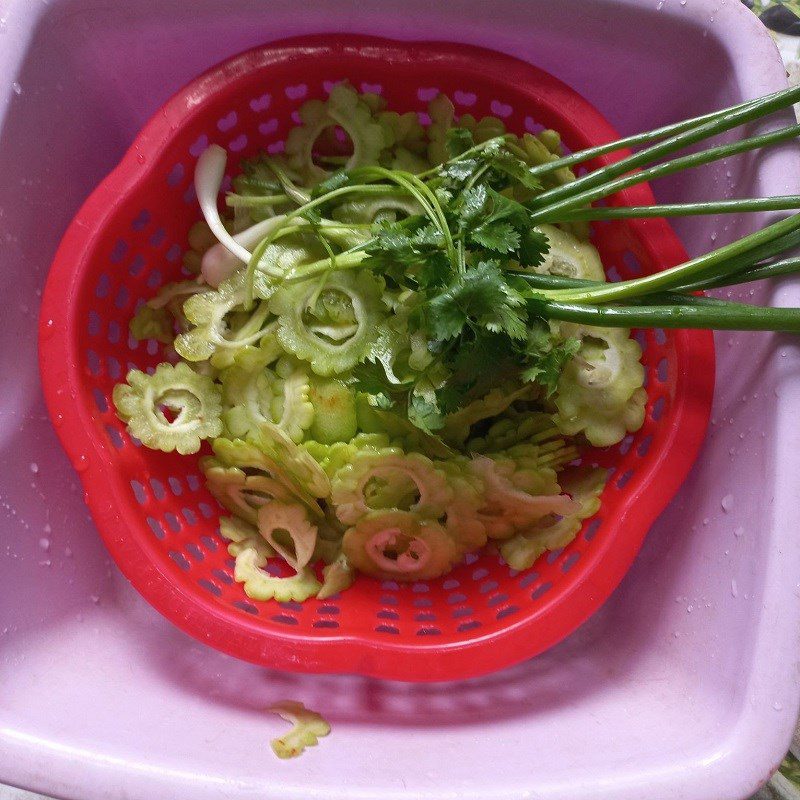 Step 1 Preparing bitter melon and green onion for bitter melon soup with dried shrimp (recipe shared by user)