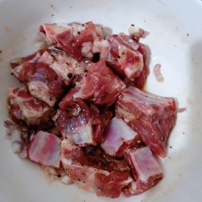 Step 2 Marinate the ribs Ribs braised with quail eggs