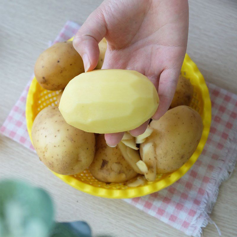 Step 1 Prepare the ingredients for French fries