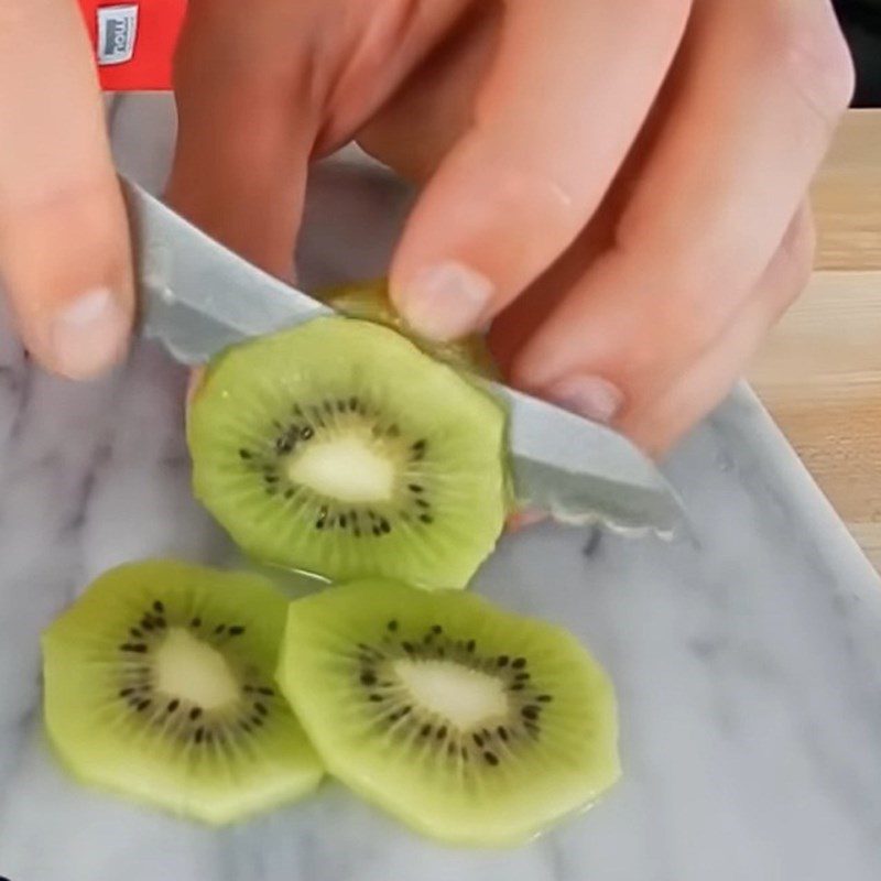 Step 1 Prepare the kiwi for Kiwi Tea