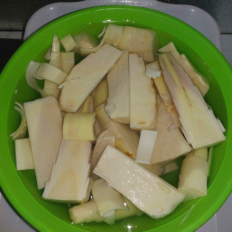 Step 1 Prepare the bamboo shoots for boiling and preserving fresh bamboo shoots in the refrigerator