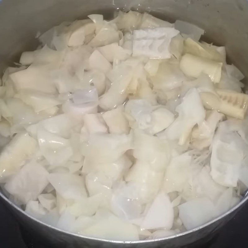 Step 2 Prepare sour bamboo shoots for sour bamboo shoot soup